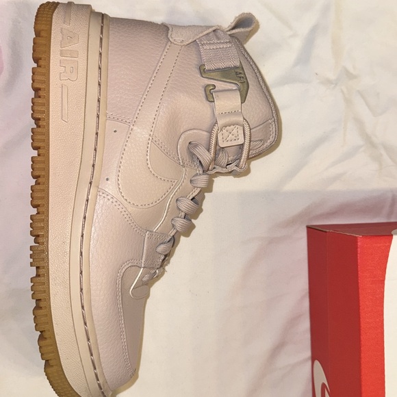 Nike Air Force 1 Utility 2.0
Fossil Stone (Women's)
Women’s size 8 - Picture 2 of 7